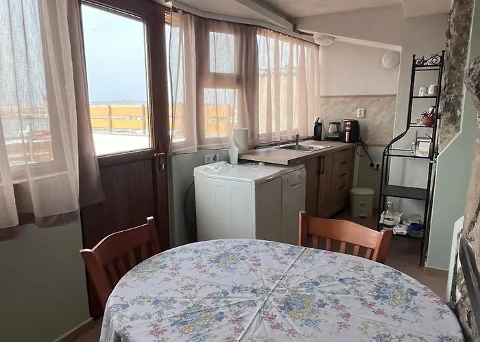Апартамент Cozi 2bd With Sea View In The Old Town Of Созопол